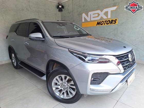 TOYOTA HILUX SW4 2.8 D-4D TURBO DIESEL SRX 7L 4X4 AUTOMÁTICO